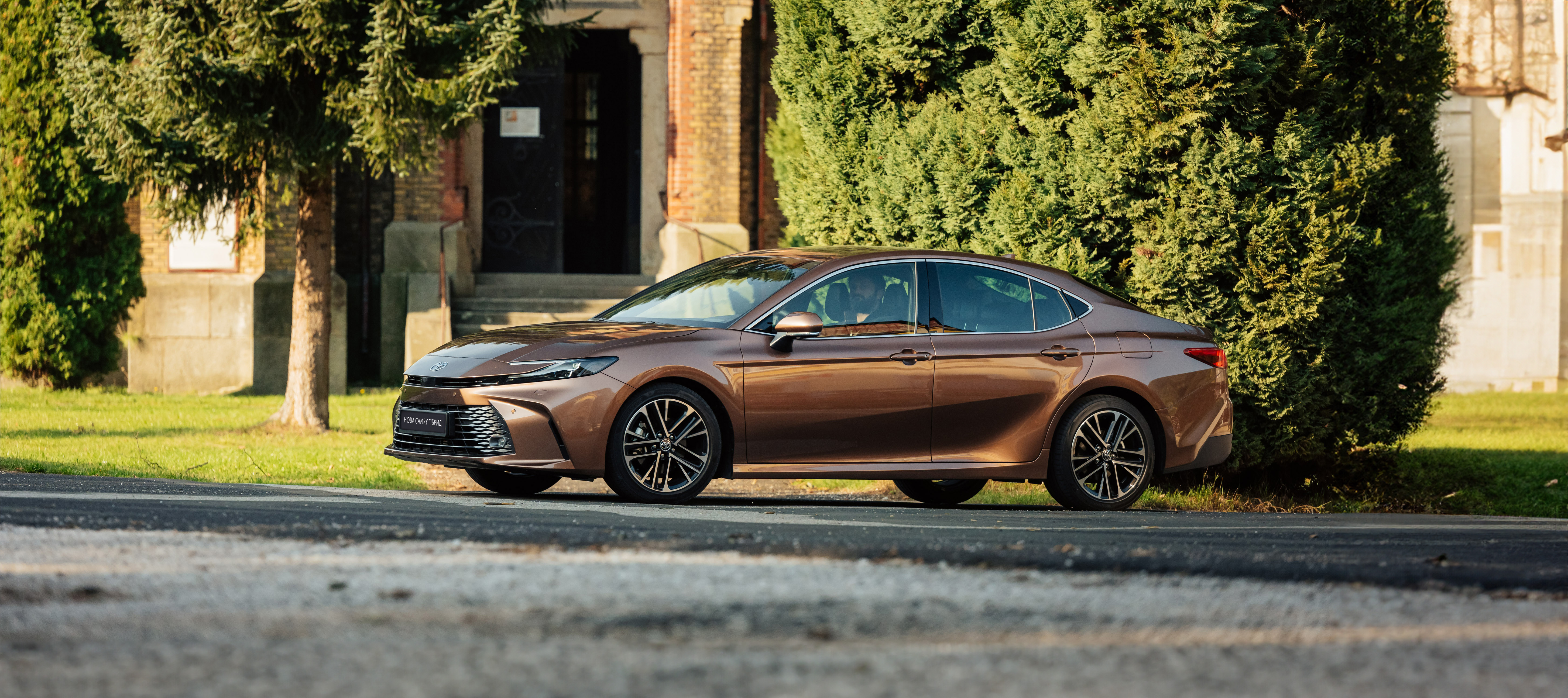 2024_new_camry_executive_bronze_dynamic_019_kopia