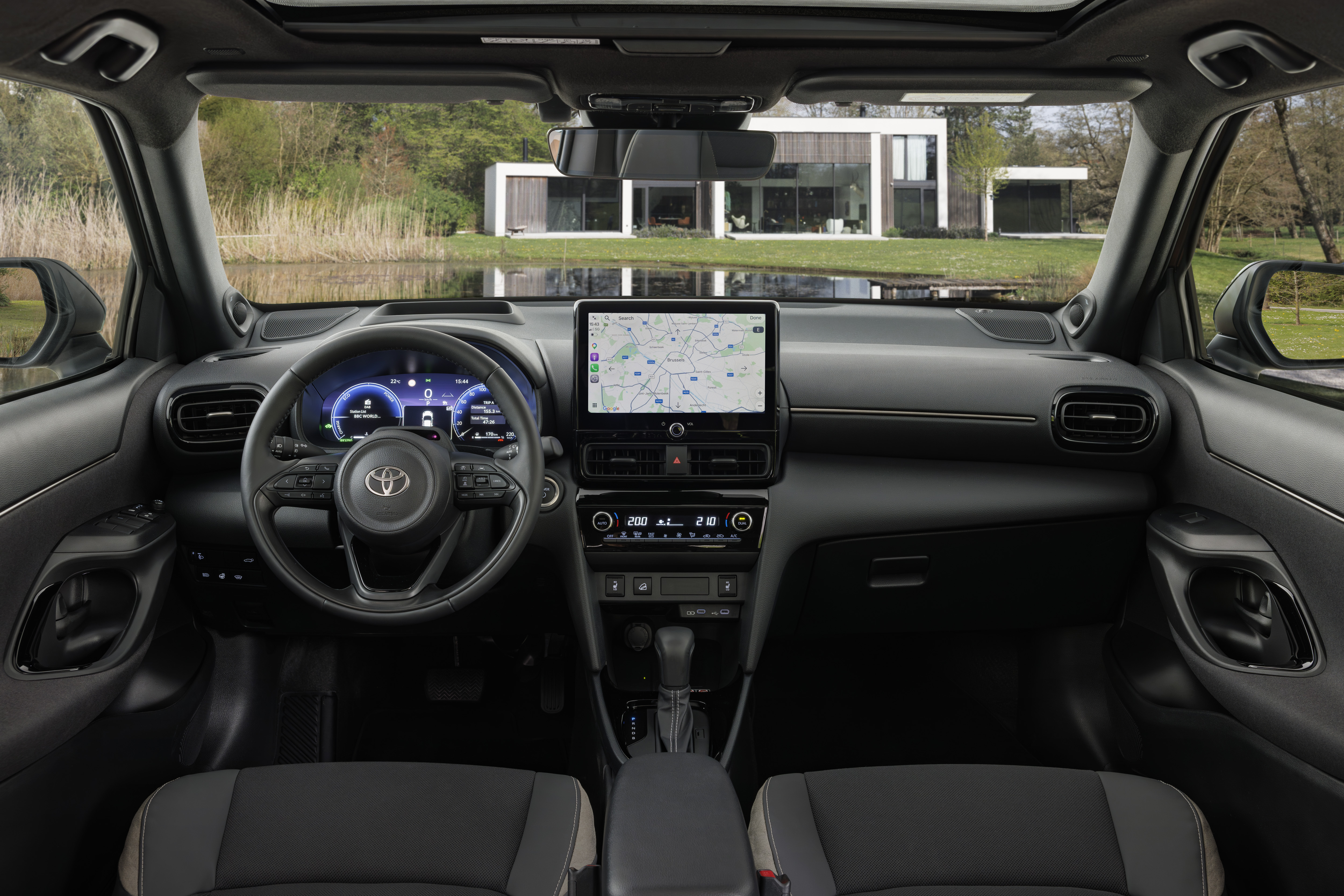 yariscross_highgrade_preciousbronze_interior_01